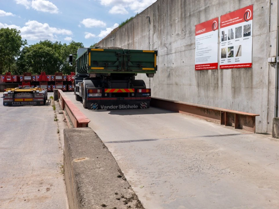 Weegbrug aangevoerde afval en bouwgrondstoffen