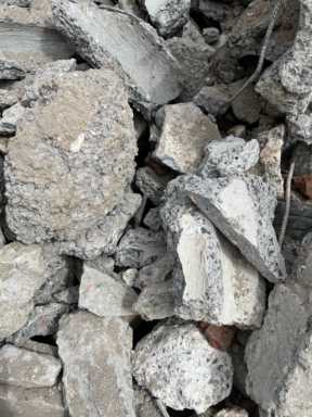 Zuiver ongewapend beton aanleveren bij het recyclagepark van Devogelaere Recyclage in Anzegem voor hoogwaardige recyclage.